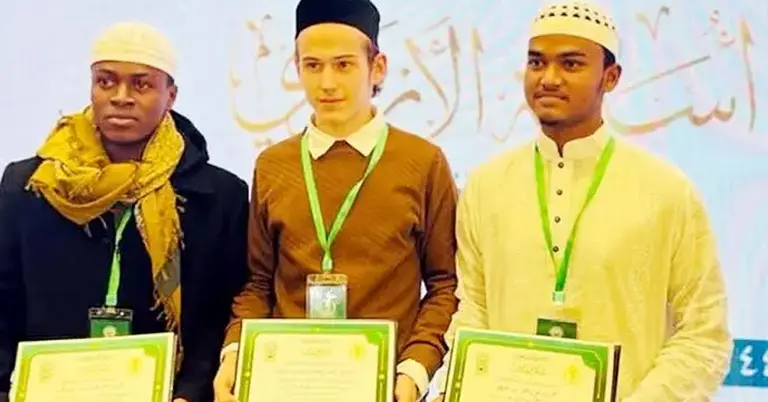 অন্য দুইজন বিজয়ীদের সঙ্গে চ্যাম্পিয়ন আনাস